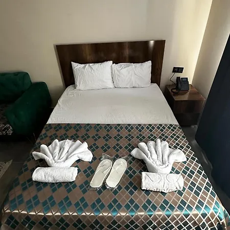 Hotel Ottoman Suit & *